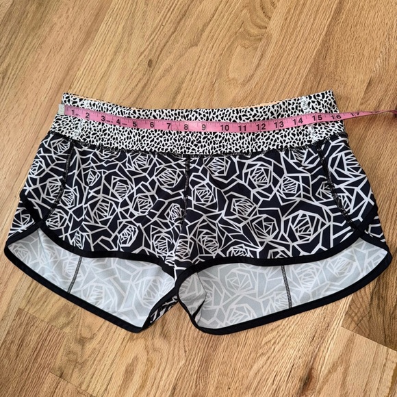 Lululemon Speed Short Posey Black White / Miss Mosaic Black / Black Size 8 - Picture 4 of 8